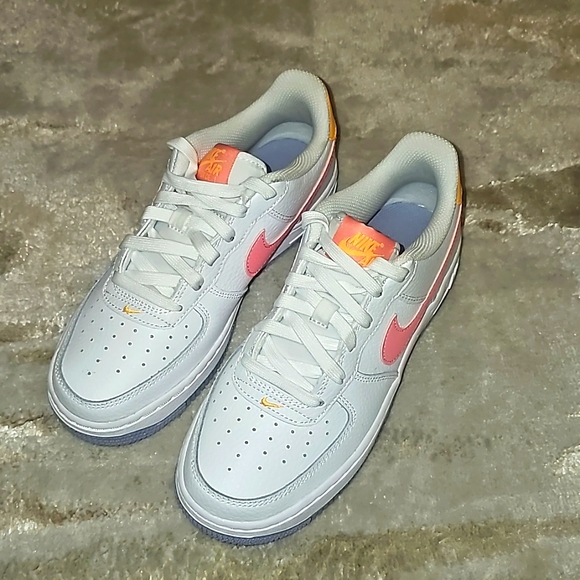 Nike Air Force 1 - Picture 2 of 9